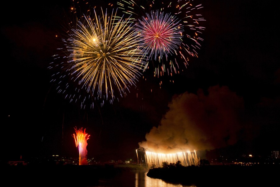 Sukagawa Shakadogawa River Fireworks Festival